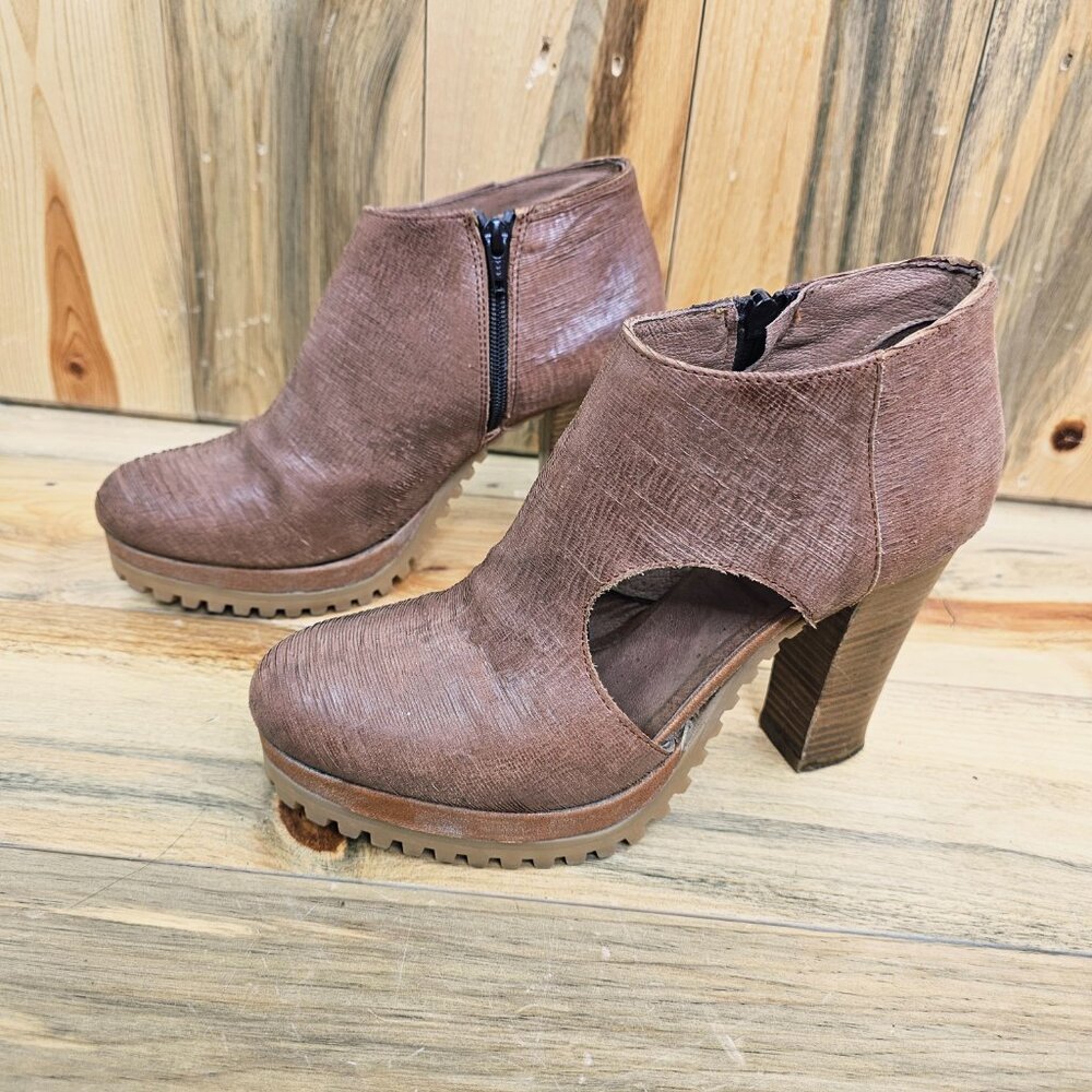 Domino Italian Platform Bootie Size 39 / 9